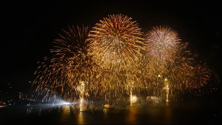 跨河煙火逾3萬彈花火射上夜空，顏色交替變幻美不勝收。文化局提供