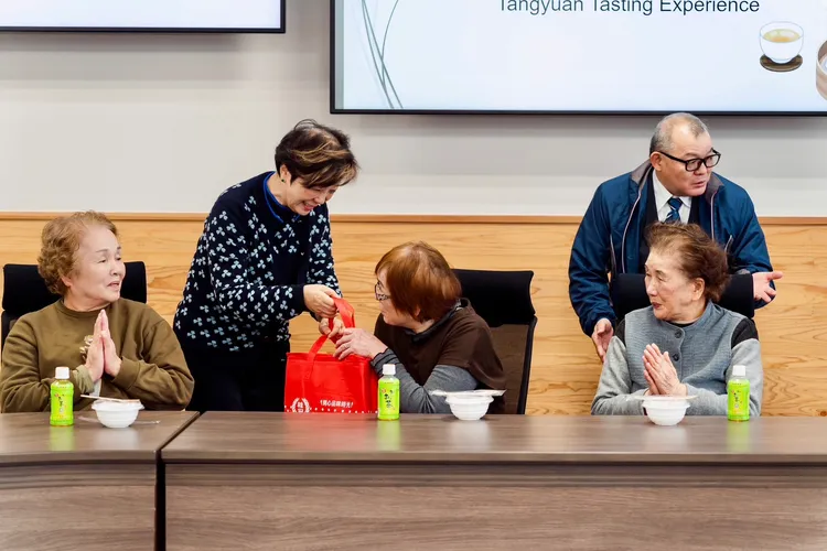 台積電慈善基金會董事長張淑芬攜手桂冠赴日本菊陽町關懷長者分享冬至湯圓文化。台積電提供