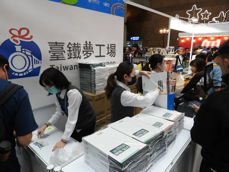 期間於台鐵夢工場展區單筆消費滿2000元，即可免費參加「3D場景模型DIY體驗」。台鐵提供