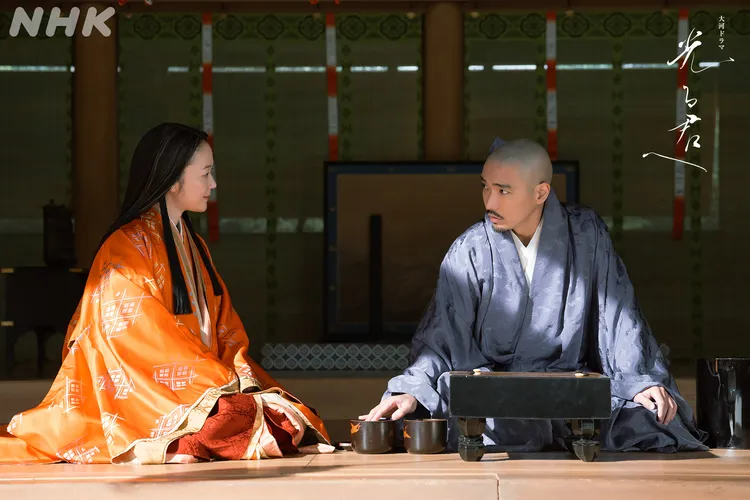 黑木華（左）飾演的源倫子，早已知道夫君藤原道長心中另有別的女子。翻攝致光之君X