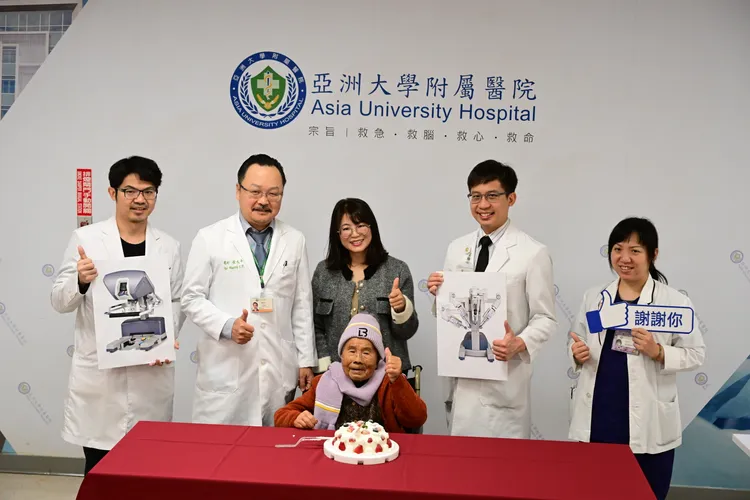 主治醫師黃志平（左二)及其醫療團隊，與阿嬤的孫女一同切蛋糕祝阿嬤身體康復。亞大醫院提供
