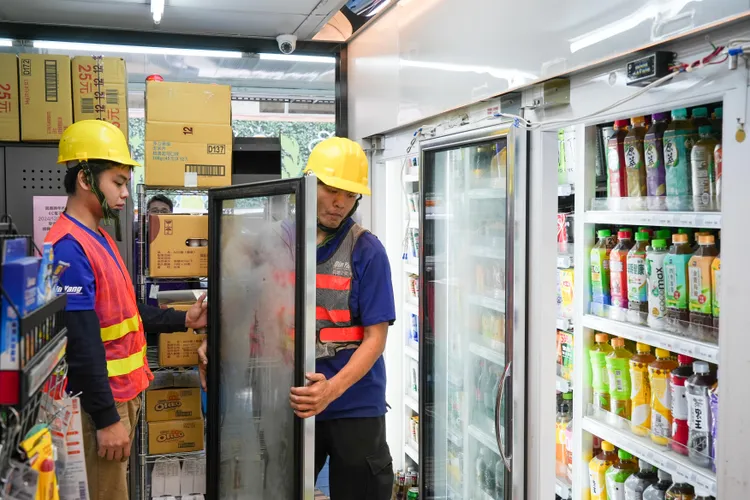 信義商圈周圍店家因應跨年人潮，率先拆門營業確保安全。彭欣偉攝