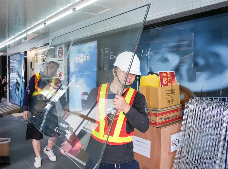 信義商圈周圍店家因應跨年人潮，率先拆門營業確保安全。彭欣偉攝