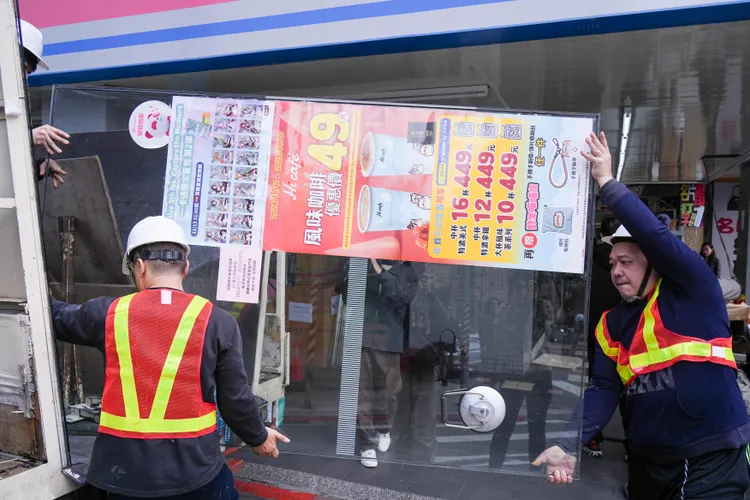 信義商圈周圍店家因應跨年人潮，率先拆門營業確保安全。彭欣偉攝