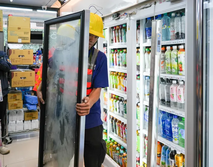 信義商圈周圍店家因應跨年人潮，率先拆門營業確保安全。彭欣偉攝