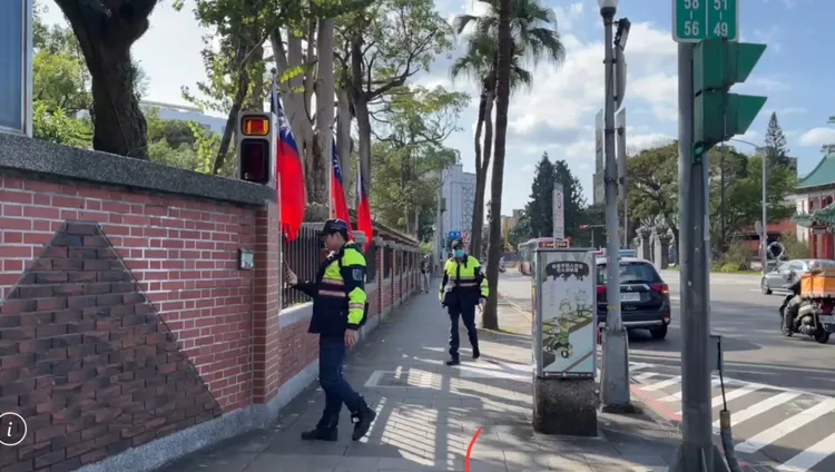中正二警方已展開密集巡邏，以維護建中周邊安全維護。翻攝畫面