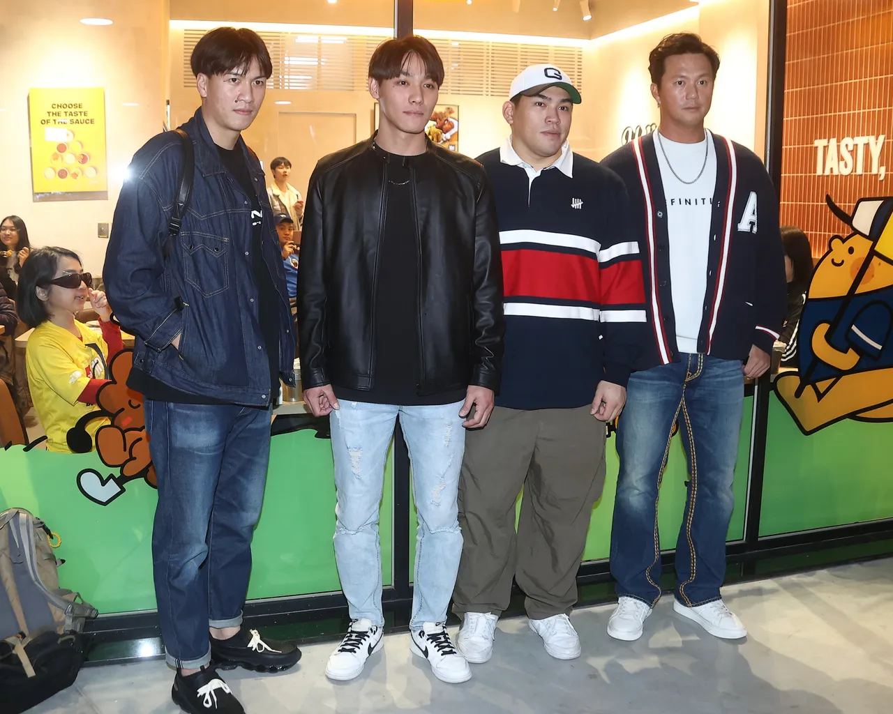 中華隊打擊教練高國輝(右起)、曾頌恩、陳晨威、林立,世界12強金牌國手都來朝聖周杰倫大巨蛋演唱會。特勤中心攝