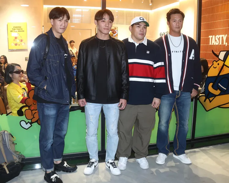 中華隊打擊教練高國輝（右起）、曾頌恩、陳晨威、林立，世界12強金牌國手都來朝聖周杰倫大巨蛋演唱會。特勤中心攝