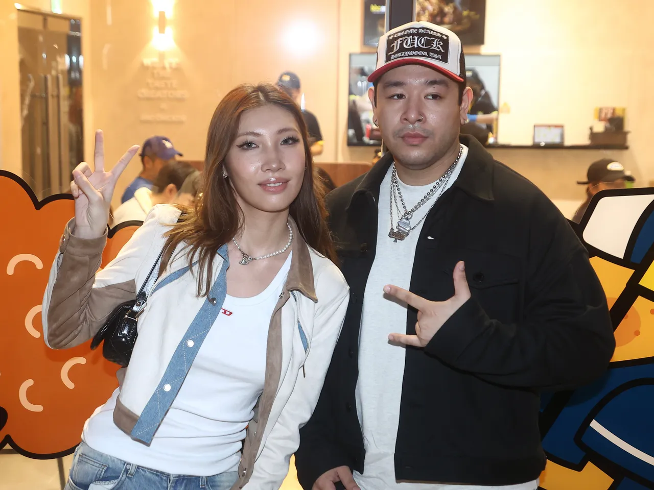 歌手Karencici(左)帶著男友一同來看周杰倫大巨蛋演唱會。特勤中心攝