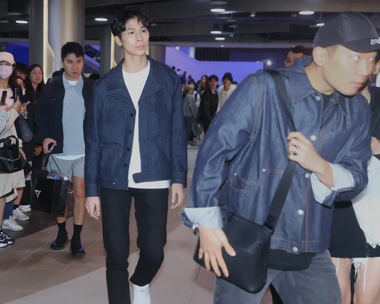 奧運女子拳擊金牌林郁婷（左）、羽球男雙金牌李洋（右），到大巨蛋看周杰倫演唱會。特勤中心攝