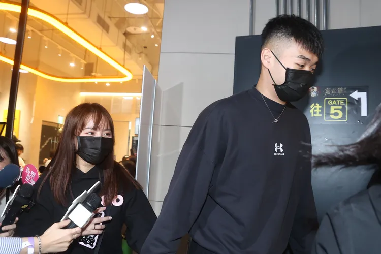 奧運羽球男雙金牌王齊麟（右）跟未婚妻十元走進大巨蛋看周杰倫演唱會。特勤中心攝