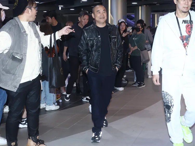 麻吉大哥黃立成（中）來大巨蛋看周杰倫演唱會。特勤中心攝