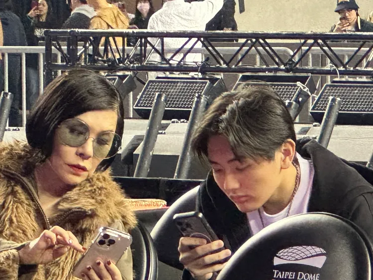 張清芳與小兒子交頭接耳。林丞偉攝