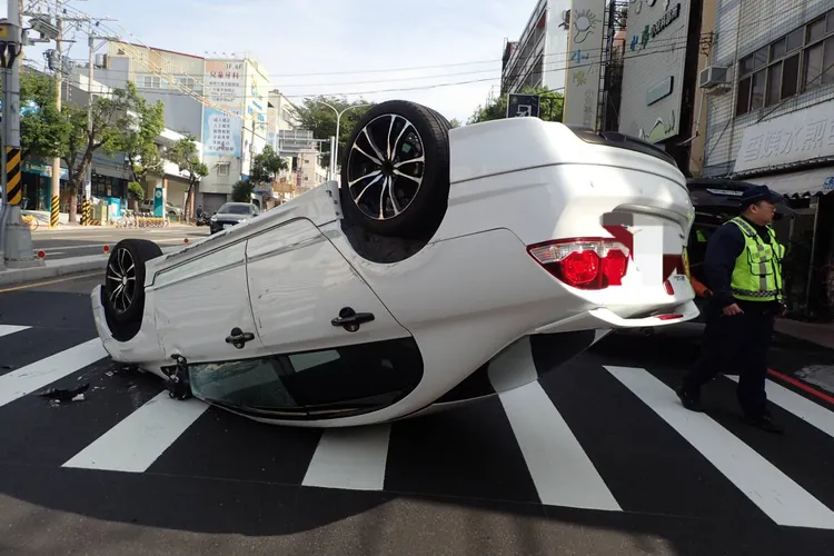 白車未依規定左轉，可處600元至1800元罰鍰。民眾提供