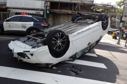 台中行人庇护岛又挨撞!21岁男「切西瓜」翻车 四轮朝天酿2伤