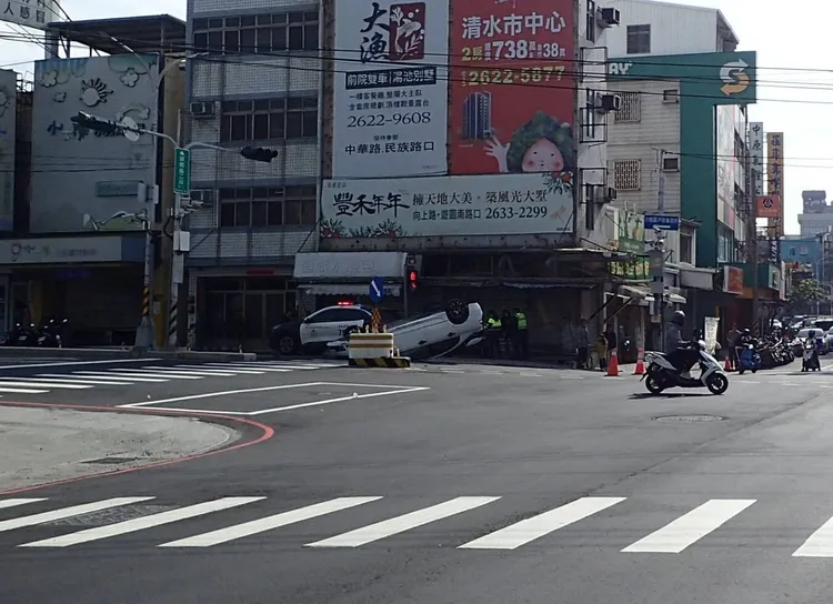 白色小客車左轉時未行駛至中心處，就佔用來車道搶先左轉，才會擦撞行人庇護島翻車。民眾提供