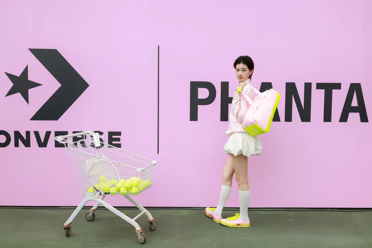 此次聯名的設計靈感源於周杰倫對於網球的熱愛。品牌提供