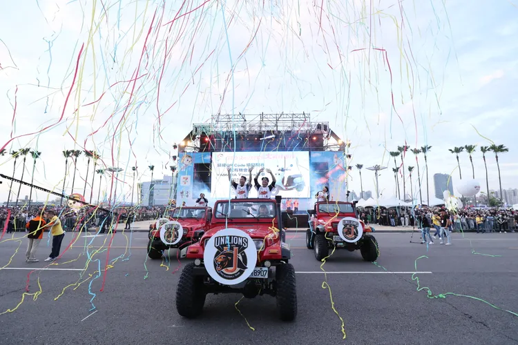 統一7-ELEVEn獅隊現身高雄大氣球遊行，人氣超旺。圖／寬寬整合行銷提供