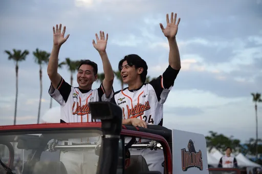 台灣隊長陳傑憲現蹤高雄大氣球遊行 25萬人搶拍、震撼合唱《統一尚勇》