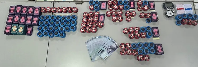現場查扣的賭資與籌碼。警方提供