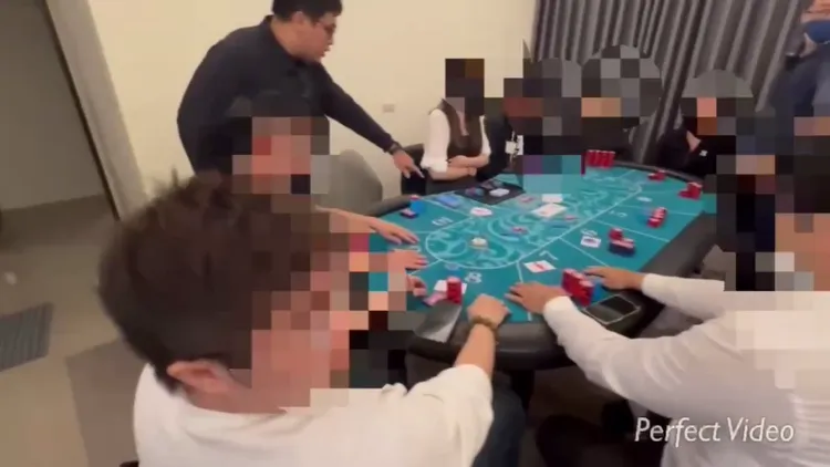 警方喝令賭桌上人員通通將手放在桌上。警方提供