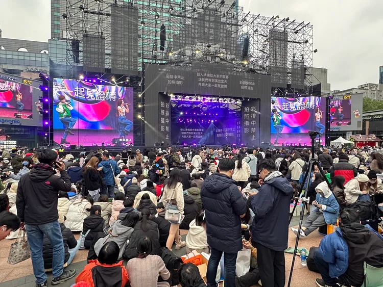 耶誕城演唱會第二天中午後湧現大批粉絲，不畏低溫在外圍等待搶著要卡最前面的位置。曾佳俊攝