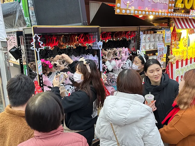 周邊攤位商機旺盛，發光頭飾、造型飲料杯頻頻補貨。曾佳俊攝