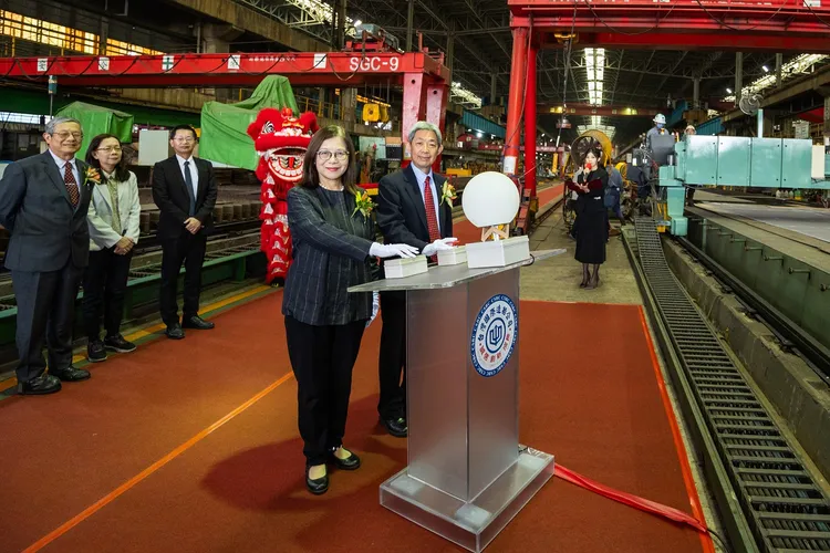 海委會主委管碧玲與台船公司董事長黃正弘一同按下開工鋼板切割啟動按鈕。海委會提供
