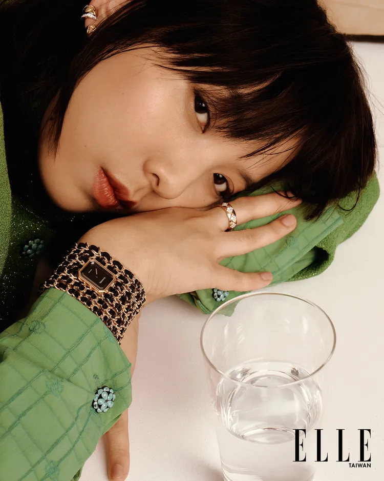 鍾雪瑩拍攝《ELLE》封面。《ELLE》國際中文版提供