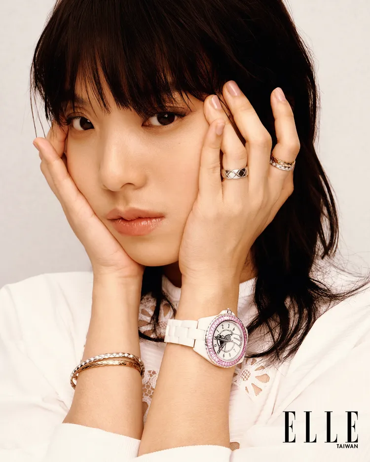 鍾雪瑩拍攝《ELLE》封面。《ELLE》國際中文版提供