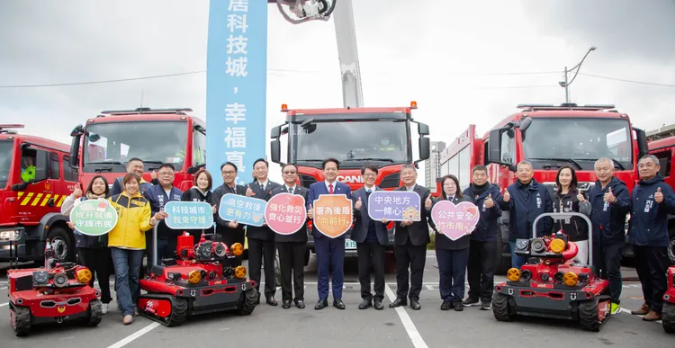 竹市今舉行13輛消防車聯合啟用儀式。新竹市府提供