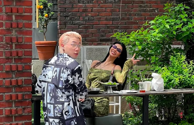 ØZI今年５月曬出跟女友在韓國的合照。翻攝ØZI　IG