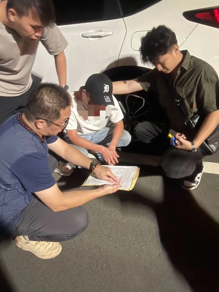 苗栗警方逮捕詐騙集團成員。民眾提供