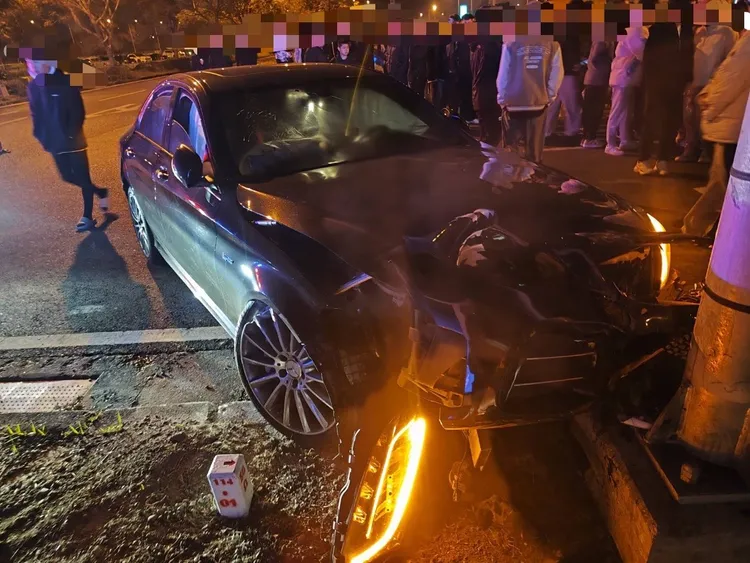 賓士車頭嚴重受損。民眾提供