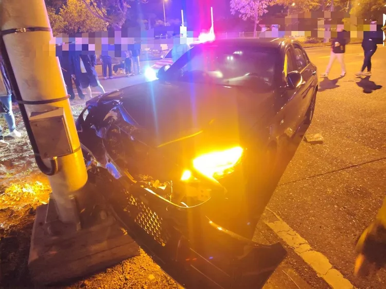 賓士車疑耍帥失敗自撞燈桿。民眾提供