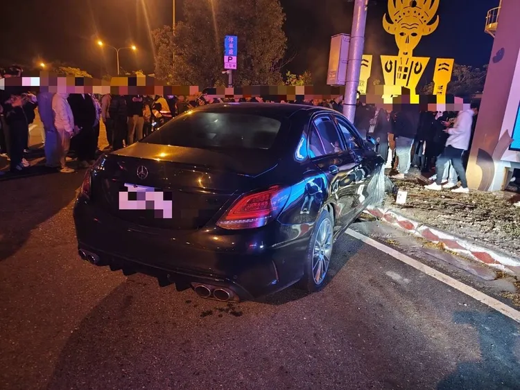 國道3號南投服務區1輛賓士車疑炫技失敗自撞電桿，現場聚集大批車聚的車主圍觀。民眾提供
