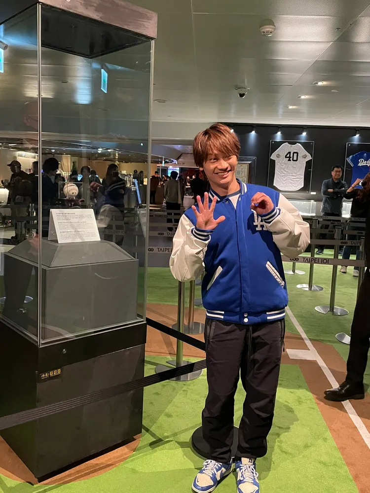 藤原丈一郎前往台北101朝聖大谷紀念球。翻攝X（推特）