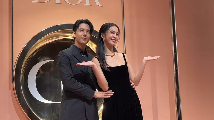 陳庭妮（右）和胡宇威甜蜜合影。張家玲攝