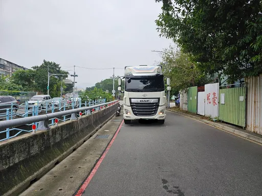 新北樹林死亡車禍!電動二輪車女騎士遭聯結車擦撞 倒地後遭輾爆頭送醫不治