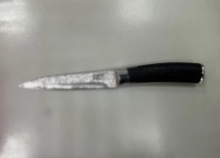 警方在陳嫌宿舍內查扣兇刀。翻攝畫面