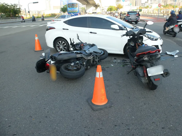 轎車左轉一次擊落2輛機車。民眾提供