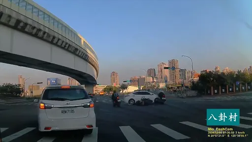 24歲女駕駛左轉1次擊落2機車 網驚呼:Double Play