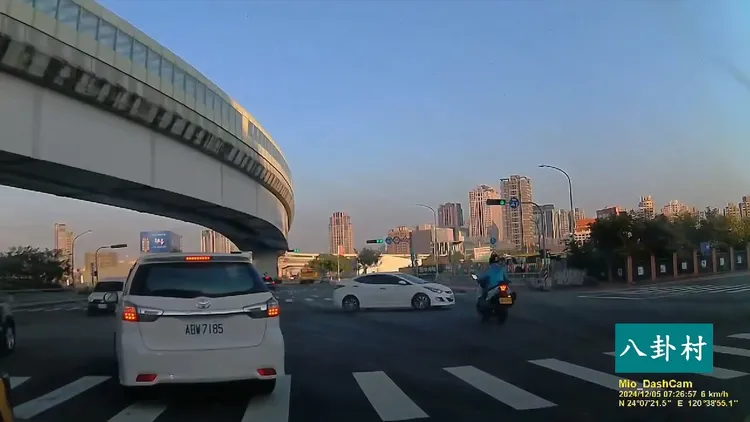 自小客車左轉導致對向直行的大型重機撞上。翻攝臉書「八卦村」