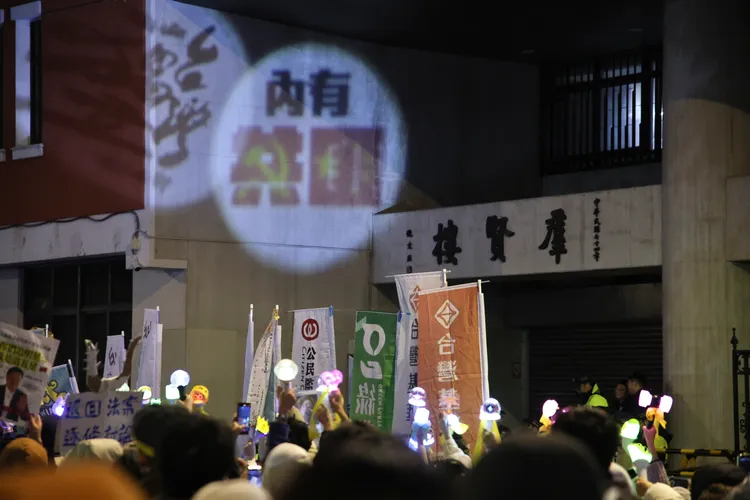 日前公民團體將「內有共匪」的字樣投影在立法院牆外。資料照，記者彭欣偉攝