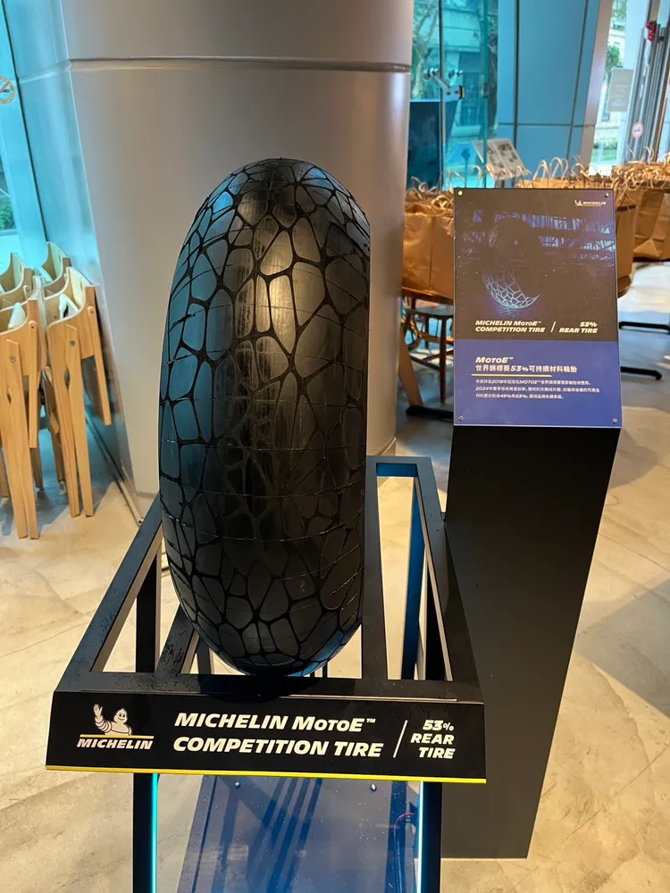 米其林為FIM MotoE世界錦標賽帶來出色新款輪胎，獨特的天鵝絨外觀，前輪和後輪的可持續材料更分別達49%和53%。林浩昇攝