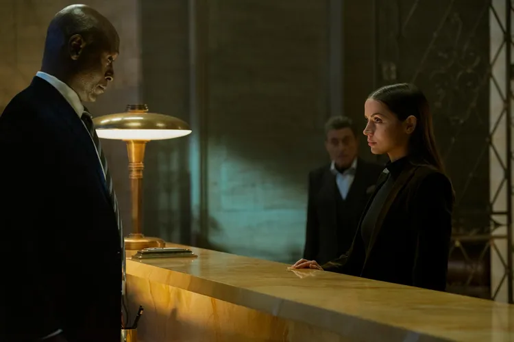 「大陸飯店」櫃台經理沙隆的飾演者藍斯瑞迪克於去年不幸在家中猝逝。車庫娛樂提供