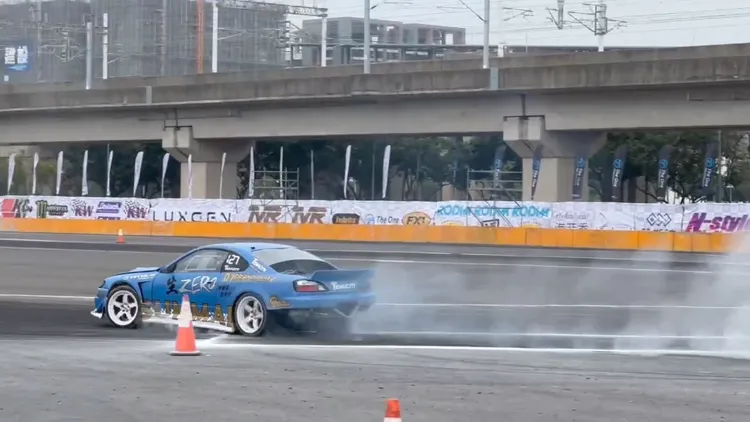 賽車手精彩甩尾，冒出陣陣白煙。