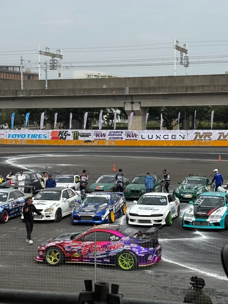 現場停放多台帥氣競賽車輛。