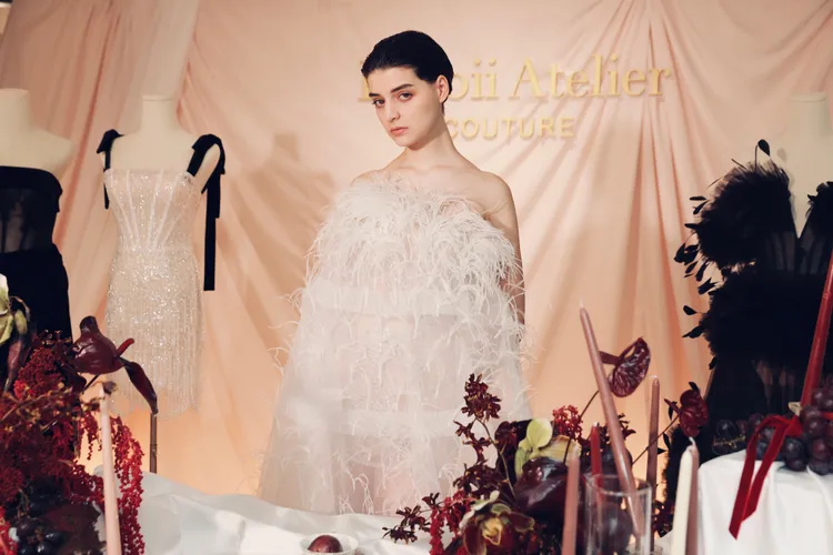 LeToii Atelier運用鴕鳥羽毛替作品增添戲劇張力與層次感。品牌提供