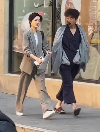 趙又廷與唐嫣在上海外灘對戲。翻攝戲精林克微博